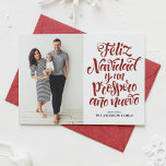 Red Feliz Navidad y un Próspero Año Script Foto Feiertagskarte<br><div class="desc">Feliz Navidad y un próspero año nuevo! Senden Sie Ihre Urlaubswünsche mit dieser individuell gestaltbaren Weihnachtskarte an Freunde und Familie. Diese spanische Weihnachtskarte zeichnet sich durch moderne Kalligraphie aus. Personalisieren Sie diese,  indem Sie Ihre Daten hinzufügen. Dieses Foto Weihnachtskarte ist in anderen Farben und Kartenmaterial erhältlich. Matching-Elemente sind verfügbar.</div>