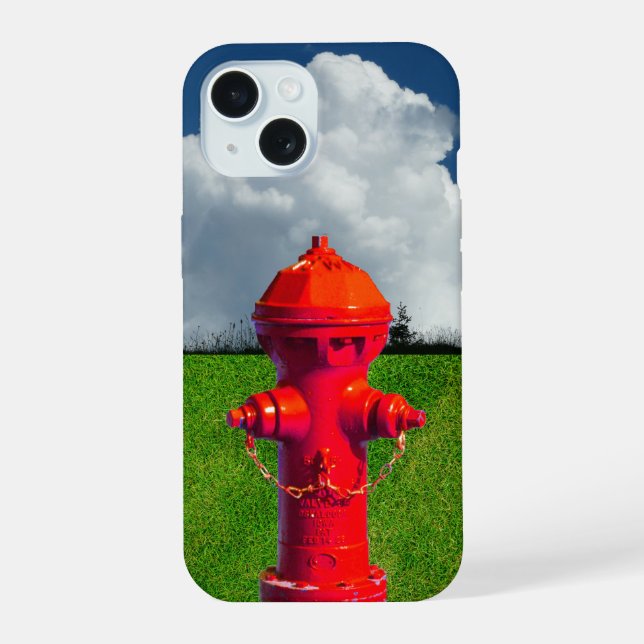 Red Fire Hydrant, Grass, Wolken iPhone 15 Hülle (Rückseite)