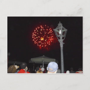 Red Fireworks Celebration mit Lamppost Image Einladungspostkarte