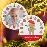 Red First Christmas Baby Foto Gingerbread Boy Keramik Ornament<br><div class="desc">"Erste Weihnachten." Ein niedlicher Lebkuchenjunge und ein Kekskreis, zusammen mit einer verspielten, weißen Schriftzeichen-Typografie auf einer roten Band helfen Ihnen, Weihnachten und Neujahr einzuführen. Auf der Rückseite, personalisieren Sie mit einem Foto des neuen Babys. Genießen Sie die Wärme und Freude der Ferienzeit, wenn Sie dieses stilvolle und moderne personalisierte Foto-Sake-Ornament...</div>