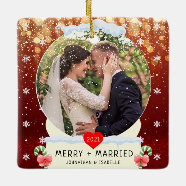 Red First Merry + Verheiratet White Snow Globe Keramikornament (Vorderseite)