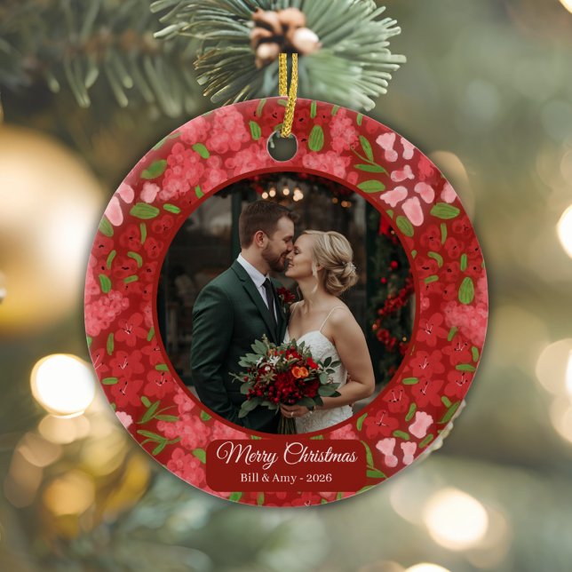 Red Floral Holiday Personalisiertes Foto Keramik Ornament (Red Floral Ceramic Christmas Ornament)
