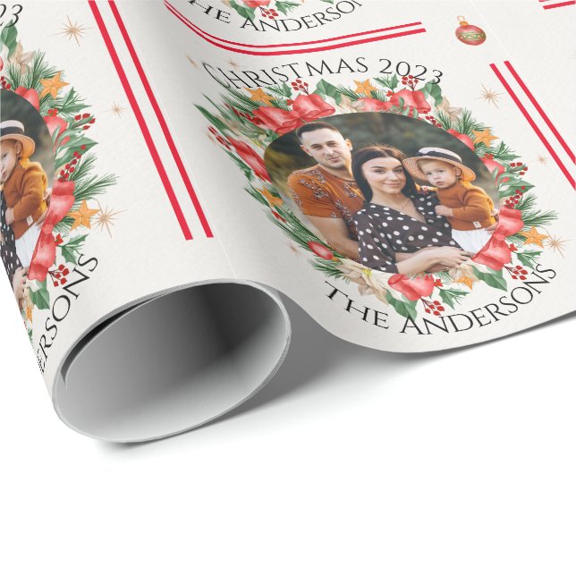 Red Florals Family Foto Frohe Weihnachten Geschenkpapier (Rolleneckpunkt)