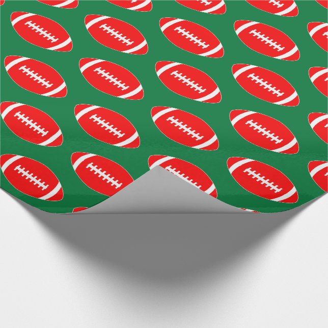 Red Footballs auf Green Background Weihnachtsgesch Geschenkpapier (Ecke)