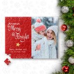 Red Foto Days Merry Bright Script Gold Holiday<br><div class="desc">"Mögen deine Tage fröhlich und hell sein." Ein verspieltes, weißes Schriftzeichen-Zitat und ein goldener Glitzer-Stern vor einem Backsteingebirge, zusammen mit dem Foto Ihrer Wahl, helfen Ihnen, Weihnachten und Neujahr zu beginnen. Genießen Sie die Wärme und Freude der Ferienzeit, wenn Sie dieses stilvolle und moderne personalisierte, maßgeschneiderte Puzzle nutzen. Ersetzen Sie...</div>
