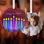 Red Foto Hanukkah Menorah Candles Modern Boho Ornament Karte<br><div class="desc">"Happy Hanukkah." Eine spielerische, moderne, künstlerische Illustration von Boho Musterkerzen und handgeschriebenen Kalligrafien helfen Ihnen, den Urlaub in Hanukka stilvoll zu gestalten. Die blauen Kerzen mit bunten Imitat-Folienmustern überlagern auf der Vorderseite einen reichen, ziegelroten Hintergrund. Dein Lieblings-Foto schmückt den Rücken. Genießen Sie die Wärme und Freude der Ferienzeit, wenn Sie...</div>
