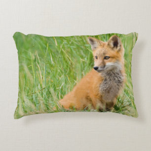 Red Fox Kit im Gras in der Nähe von Garten Dekokissen