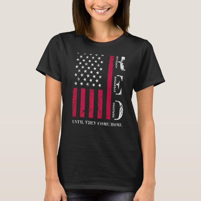 Red Friday Remember Alle Deployed USA Flag Pat T-Shirt (Vorderseite)