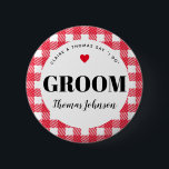 Red Gingham Country Wedding Groom's Name Button<br><div class="desc">Eine unterhaltsame Art,  einer Mischfamilie zu helfen,  zu erfahren,  wer wer ist,  diese karierten Gingham Gingham-Tags für Hochzeitsfeiern sind eine leichte Ergänzung zu Begrüßungstaschen,  Probe-Dinner-Tischen,  Verlobungs-Party-Alben und vielem mehr. Gib dem Bräutigam einen,  damit Oma aufhört,  ihn den Ex-Namen zu nennen.</div>