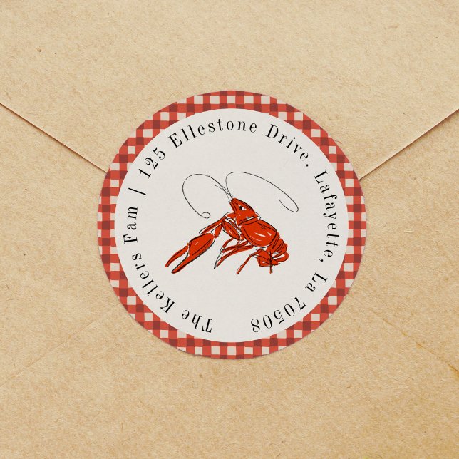 Red Gingham Crawfish Boil Seafood Rücksendeadresse Runder Aufkleber (Red crawfish and gingham return address label round sticker.)