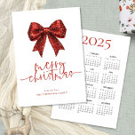 Red Glitzer Bow 2025 Kalender Frohe Weihnachten<br><div class="desc">Rote Imitate Glitzer Bow 2025 Kalender Frohe Weihnachten. Verfügbar in digitaler Form und gedruckt. Frohe Weihnachten ist in einem Set stilvolle Skript und personalisieren Sie Ihren Namen unten. Ein praktischer Kalender für 2025 ist auf der Rückseite.</div>