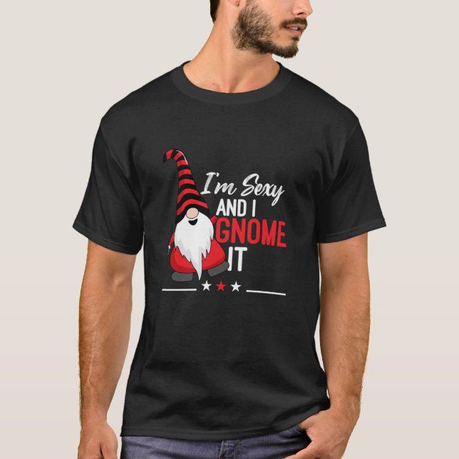 Red Gnome I m Sexy And I Gnome It Swea T-Shirt (Vorderseite)