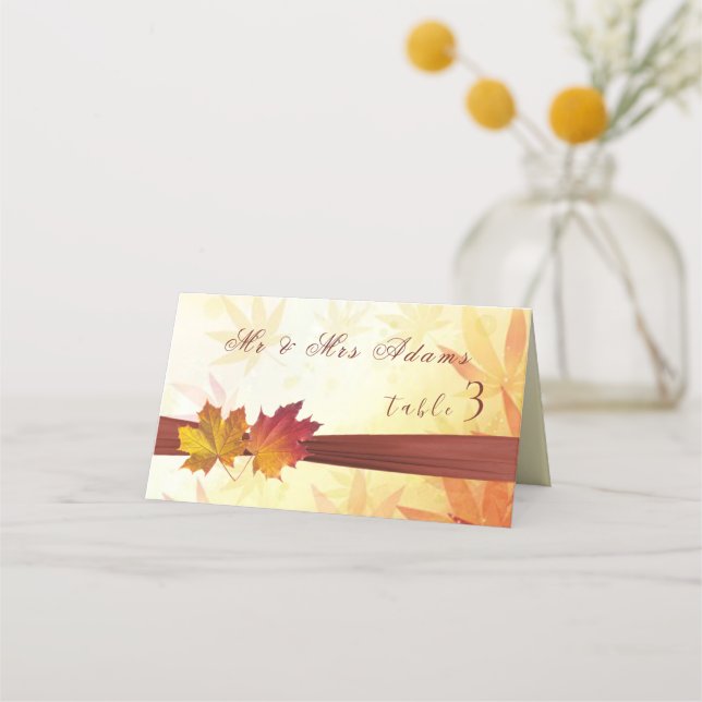 Red Gold Autumnal Blätter Hochzeit Platzkarte (Vorderseite)