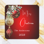 Red gold baubles Christmas Quadratischer Aufkleber<br><div class="desc">Für ein Weihnachtsgebäck oder eine Geschenkverpackung. Ein roter,  ungleicher Hintergrund. Rot und Gold,  Grün und Kiefernkegel. Personalisieren Sie Ihren Namen,  Jahr. Text: Frohe Weihnachten</div>