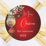 Red gold baubles Christmas Runder Aufkleber<br><div class="desc">Für ein Weihnachtsgebäck oder eine Geschenkverpackung. Ein roter,  ungleicher Hintergrund. Rot und Gold,  Grün und Kiefernkegel. Personalisieren Sie Ihren Namen,  Jahr. Text: Frohe Weihnachten</div>