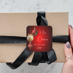 Red gold baubles classic Christmas Quadratischer Aufkleber<br><div class="desc">Für ein Weihnachtsgebäck oder eine Geschenkverpackung. Ein roter,  ungleicher Hintergrund. Rot und goldfarben dekoriert. Personalisieren Sie Ihren Namen,  Jahr. Text: Frohe Weihnachten</div>