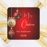 Red gold baubles classic Christmas Quadratischer Aufkleber<br><div class="desc">Für ein Weihnachtsgebäck oder eine Geschenkverpackung. Ein roter,  ungleicher Hintergrund. Rot und goldfarben dekoriert. Personalisieren Sie Ihren Namen,  Jahr. Text: Frohe Weihnachten</div>