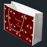 Red Gold Blume Couple's Romantic Große Geschenktüte<br><div class="desc">Diese elegante und stilvolle Geschenktasche aus Rot und Gold ist ein elegantes und romantisches Denkmal für Ihre erste Weihnachtszeit zusammen als Paar oder verheiratet verbracht, und Sie können sie auch Jahr für Jahr nutzen. Fügen Sie dem Design Ihre Namen hinzu oder ändern Sie den Text in eine Nachricht, die für...</div>