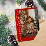 Red Gold Calligraphy Foto Frohe Weihnachten Folien Feiertagskarte<br><div class="desc">Elegante Weihnachtskarte in Rot und Gold personalisiert mit einem Foto und Ihrem Familiennamen in Goldfolie. Moderne Weihnachtskarte aus dem Foto in Rot mit Goldfolienkalligraphie.</div>