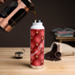 Red Gold Diamond getuftete Wasserflasche Eigener T Trinkflasche<br><div class="desc">Wasserflaschen mit goldfarbenem Diamant gepolstertem Leder, Personalisiertes Geschenk mit dem eigenen Namen Red Gold - Wählen / Den Lieblingstext hinzufügen - Name ODER Entfernen - Ihr besonderes Wasserflaschen Geschenk machen - Vergrössern, verschieben oder entfernen und mit dem Anpassungs-Tool Text / Elemente hinzufügen. Wählen Sie Ihren bevorzugten Schriftart / Größe /...</div>
