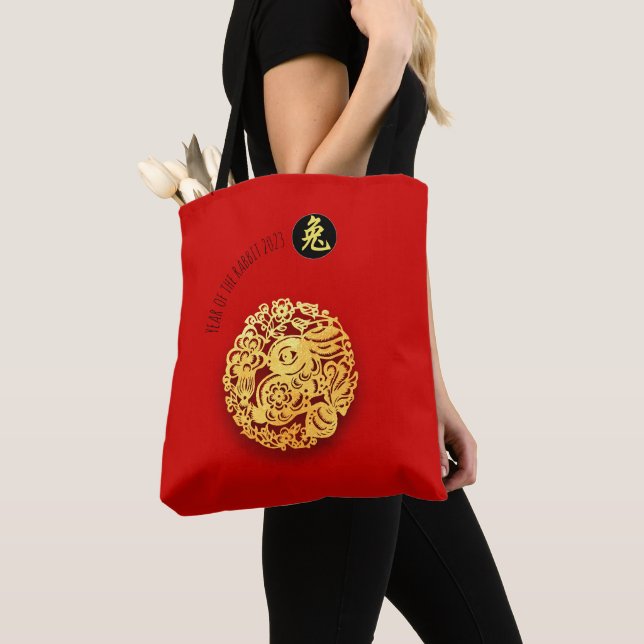 Red Gold Rabbit Papercut Chinesisches Neujahr 2023 Tasche (Von Nahem)