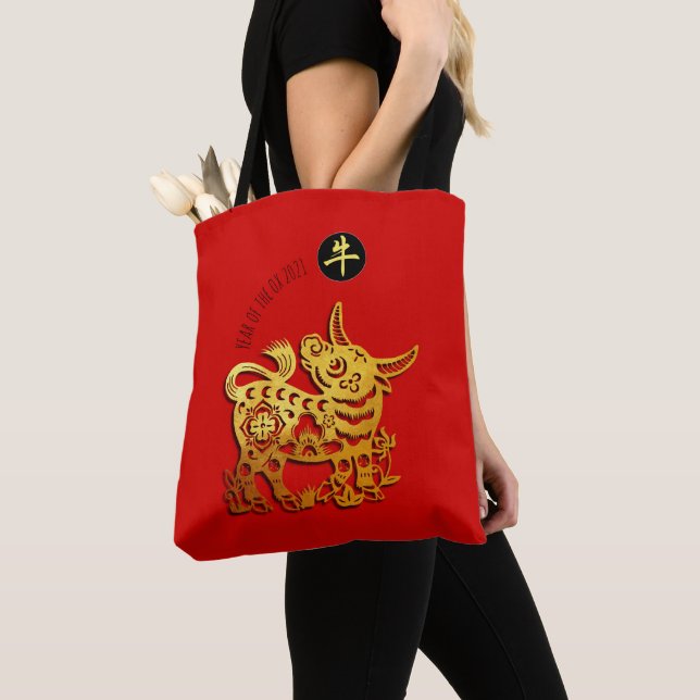 Red Golden Ox Papercut Chinesisches Neujahr 2021 A Tasche (Von Nahem)
