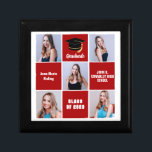 Red Graduate Foto Collage Custom 2023 Abschluss Erinnerungskiste<br><div class="desc">Ein klassisches Foto für Senioren-, das Abschluss-Geschenkboxen mit klassischen roten Quadraten für einen High School Senior, geschlossen mit der Klasse von 2023. Passen Sie mit Ihren Seniorporträtbildern, Schulnamen und schließ-Klasse unter der eleganten Kalligraphie für ein großes personalisiertes Abschluss-Geschenk an. Es verfügt über eine 5 Fotoschablone, die durch weiße Linien getrennt...</div>