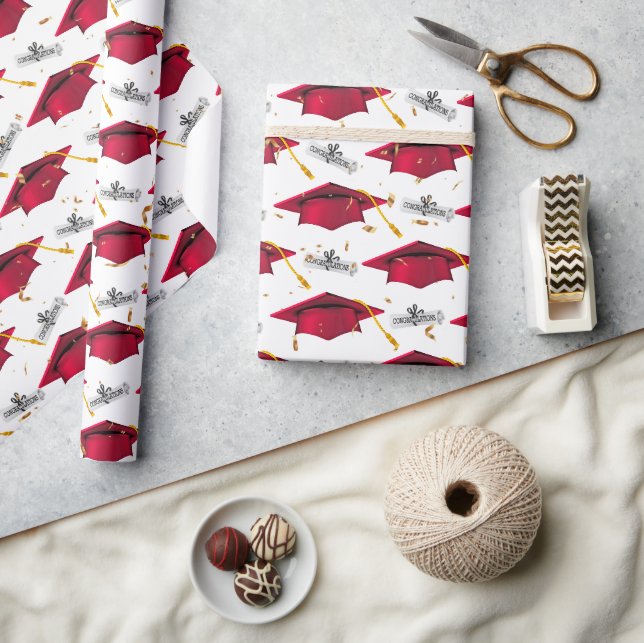 Red Graduation Caps mit Diplomen Geschenkpapier (Kunsthandwerk)