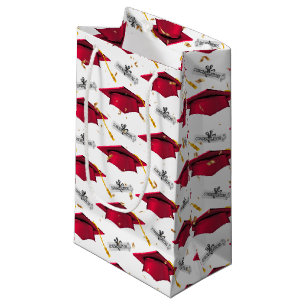 Red Graduation Caps mit Diplomen Kleine Geschenktüte