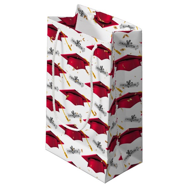 Red Graduation Caps mit Diplomen Kleine Geschenktüte (Vorderseite Schrägansicht)