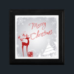 Red Gray Merry Christmas Snowflakes Schmuckbox Erinnerungskiste<br><div class="desc">Einen Liebsten zu Weihnachten etwas Schmuck schenken? Vervollständigen Sie das Paket mit dieser festlich rot, silbergrau und weiß gestreiften Schmuckstück-Geschenkboxen mit einem Reh mit Heilig- und Beerengewächsen, einem roten Geschenk mit Bändern, Schneeflocken, Sternen und einer Vielzahl von Weihnachtsbäumen auf neblig grauem Hintergrund mit einer schneebedeckten Grenze. Sie wird es für...</div>