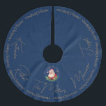 Red Green Blue Santa Traditional Vintage Weihnacht Polyester Weihnachtsbaumdecke<br><div class="desc">Traditionelle Weihnachtsgrüße mit trendiger Typografie und Weihnachtsmann in einem runden Rahmen auf blauem Hintergrund. Personalisieren Sie es,  indem Sie die Namen der Familienmitglieder und den Nachnamen ändern,  der den gleichen Platz zwischen den Namen behalte.</div>