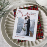 Red & Green Kariert Frohe Weihnachts-Script-Foto Feiertagskarte<br><div class="desc">Diese schöne, moderne Classic Red & Green Kariert Merry Christmas Script Foto Weihnachts-Weihnachtskarte bietet Ihr Foto für Hochzeiten hinter einer weißen Grenze. Das Wort "Fröhlich" erscheint in der Bruch-Ränder-Manier in den oben links, gefolgt von dem Wort "Weihnachten" in einer schönen, mutigen handgeschriebenen Typografie, beide in reich, festlich rot. Die Karte...</div>