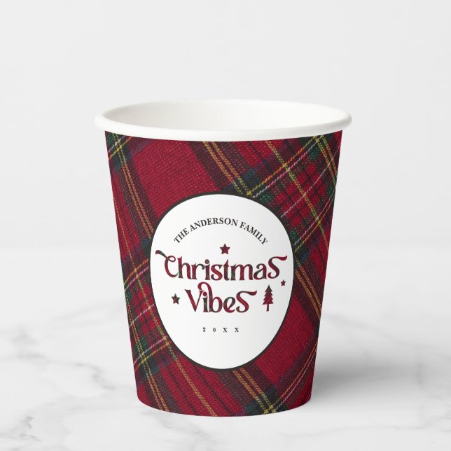 Red & Green Tartan Wunderland: Weihnachten Vibes Pappbecher (Vorderseite)