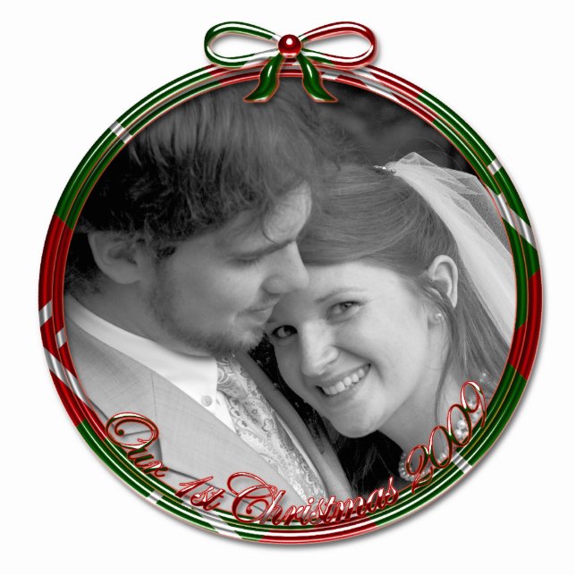 Red & Green Unser erstes Weihnachtsgeschenk Fotoskulptur Ornament (Vorne)