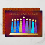 Red Hanukkah Candles Peace Liebe Light Folien Feiertagskarte<br><div class="desc">"Frieden, Liebe und Licht." Eine spielerische, moderne, künstlerische Abbildung von Boho Musterkerzen in einer Menorah hilft Ihnen, den Urlaub von Hanukkah zu beginnen. Die blauen Kerzen mit farbenprächtigen echten Goldfolienmustern, echten Goldfolienflammen und Menorah überlagern einen reichen, tief verbrannten, rot-orangefarbenen Hintergrund. Imitate Kupfer Diamantfolien auf einem Backstein roten Hintergrund für die...</div>