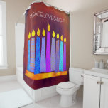 Red Hanukkah Candles Peace Liebe Light Zitat kühl Duschvorhang<br><div class="desc">"Frieden, Liebe und Licht." Eine spielerische, moderne, künstlerische Abbildung von Boho Musterkerzen in einer Menorah hilft Ihnen, den Urlaub von Hanukkah zu beginnen. Die blauen Kerzen mit bunten Imitat-Folienmustern überlagern einen reichen, tief verbrannten, orangefarbenen Hintergrund. Genießen Sie die Wärme und Freude der Ferienzeit, wenn Sie diesen atemberaubenden, farbenfrohen Hanukkah Duschvorhang...</div>