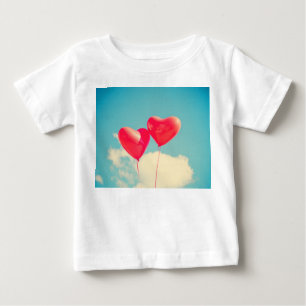 Red Heart Balloons gegen Wolken Himmel Baby T-shirt
