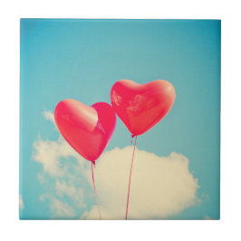 Red Heart Balloons gegen Wolken Himmel Fliese