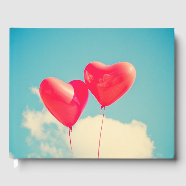 Red Heart Balloons gegen Wolken Himmel Gästebuch (Vorderseite)