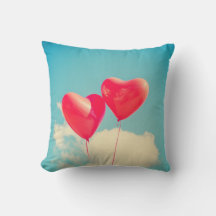 Red Heart Balloons gegen Wolken Himmel