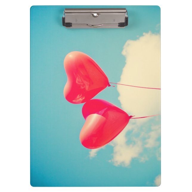 Red Heart Balloons gegen Wolken Himmel Klemmbrett (Vorderseite)