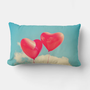 Red Heart Balloons gegen Wolken Himmel Lendenkissen