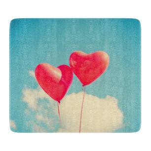 Red Heart Balloons gegen Wolken Himmel Schneidebrett
