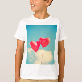 Red Heart Balloons gegen Wolken Himmel T-Shirt