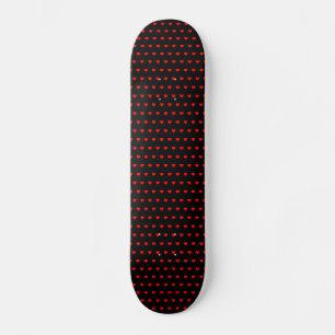 Red Hearts Muster auf der schwarzen Skateboard