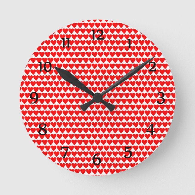 Red Hearts on White Clock Runde Wanduhr (Vorderseite)