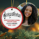 Red High School Chor Custom Christmas Keramik Ornament<br><div class="desc">Dieser moderne rote High School Chor Weihnachtsschmuck zeigt den Schüler- und Chornamen unter dem musikalischen Personal mit Treppenschmuck und Musiknoten. Für Sänger,  Chorlehrer oder Regisseur,  die ein großartiges Abschluss-Geschenk wünschen.</div>