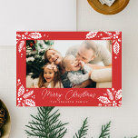 Red Holly Berry Corners Frame Foto Feiertagskarte<br><div class="desc">Versenden Sie in dieser Saison eine stilvolle und festliche Urlaubskarte mit dieser vollständig anpassbaren Fotokarte mit handgezogenen Skulpturen. Es ist mit einem passenden Muster auf der Rückseite und 2 zusätzlichen Fotos und Platz für zusätzlichen Text.</div>