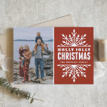 Red Holly Jolly Christmas | Fotokarte für den Urla Feiertagskarte<br><div class="desc">Individuell gestaltbare Urlaubsfotokarte mit weißen Schneeflocken auf rotem Hintergrund. Andere Farben und ähnliche Gegenstände sind in meinem Shop erhältlich. "Holly Jolly Christmas!"</div>